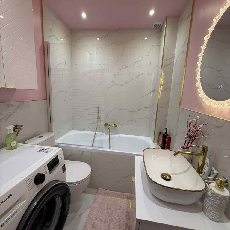 Modernes Badezimmer Fliesen Marmoroptik 60×120 cm – weiß mit grauen Akzenten Modernes Badezimmer mit Fliesen in Marmoroptik im Großformat 60×120 cm, kombiniert in Weiß mit grauen Akzenten. Stilvolle Sanitäranlagen