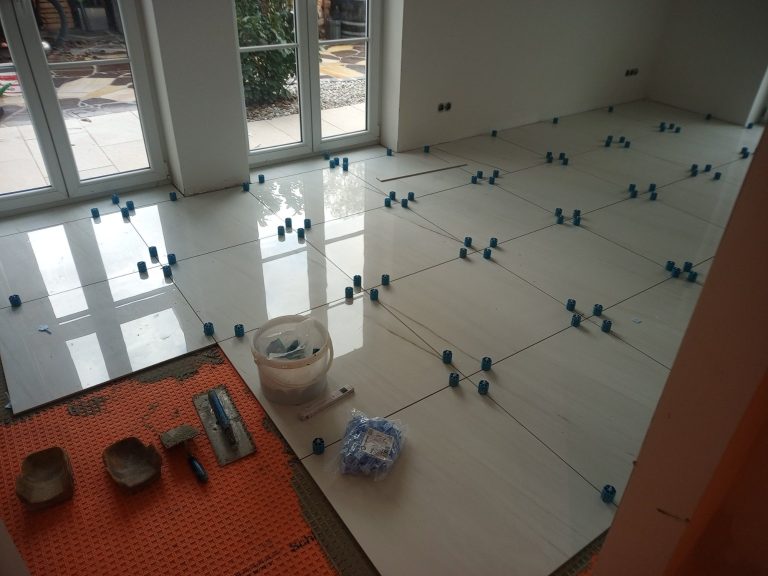 Moderne Fliesenverlegung Wohnzimmer – Marmoroptik Großformat 75x75 Großformatige Bodenfliesen in Marmoroptik im Wohnzimmer – Fliesenleger Wolfratshausen